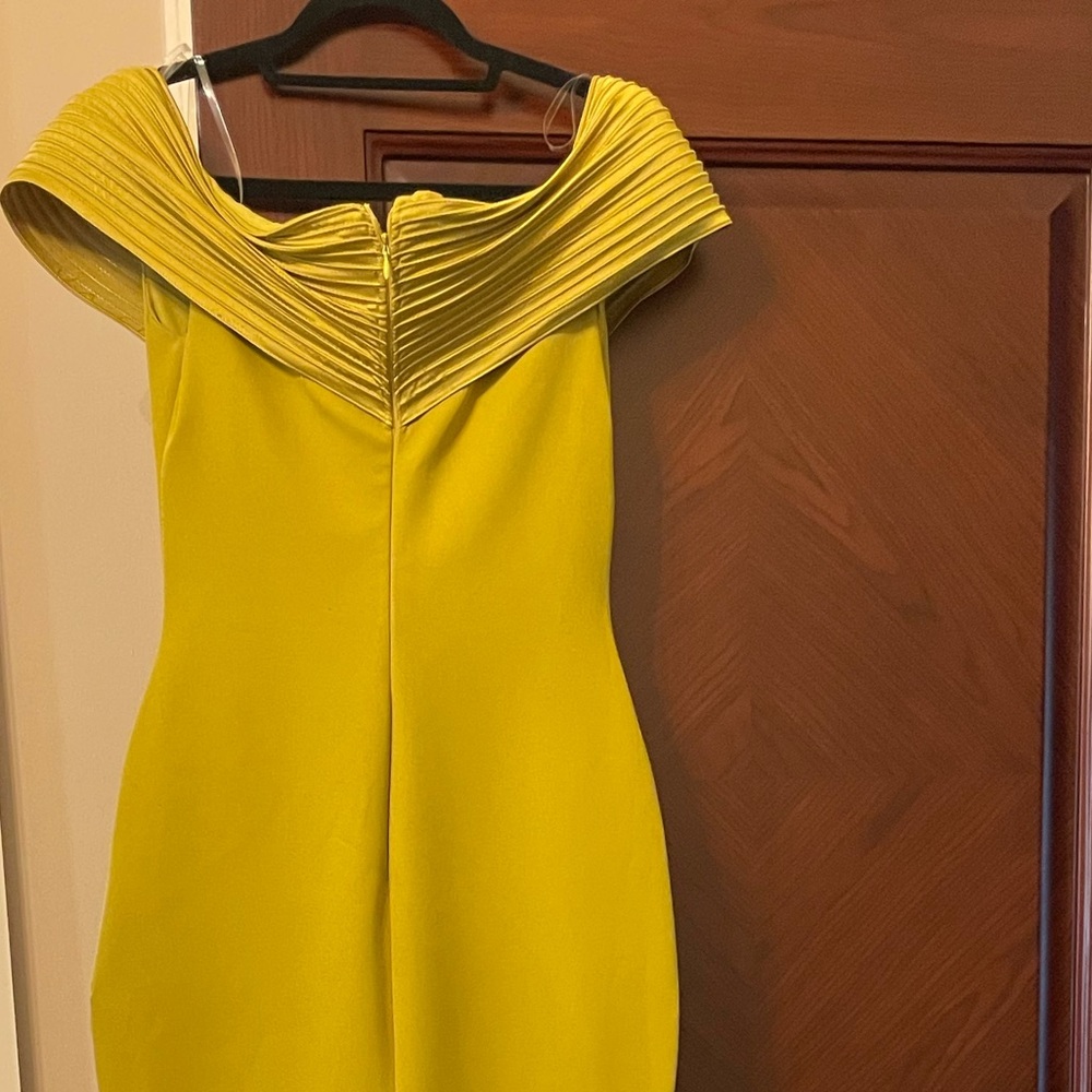 Elegant Peridot Evening Dress - Picture 2 of 5
